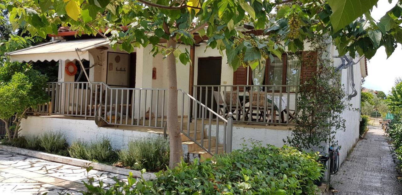 Вилла Country House By The Sea !!! Karavomilos  Экстерьер фото
